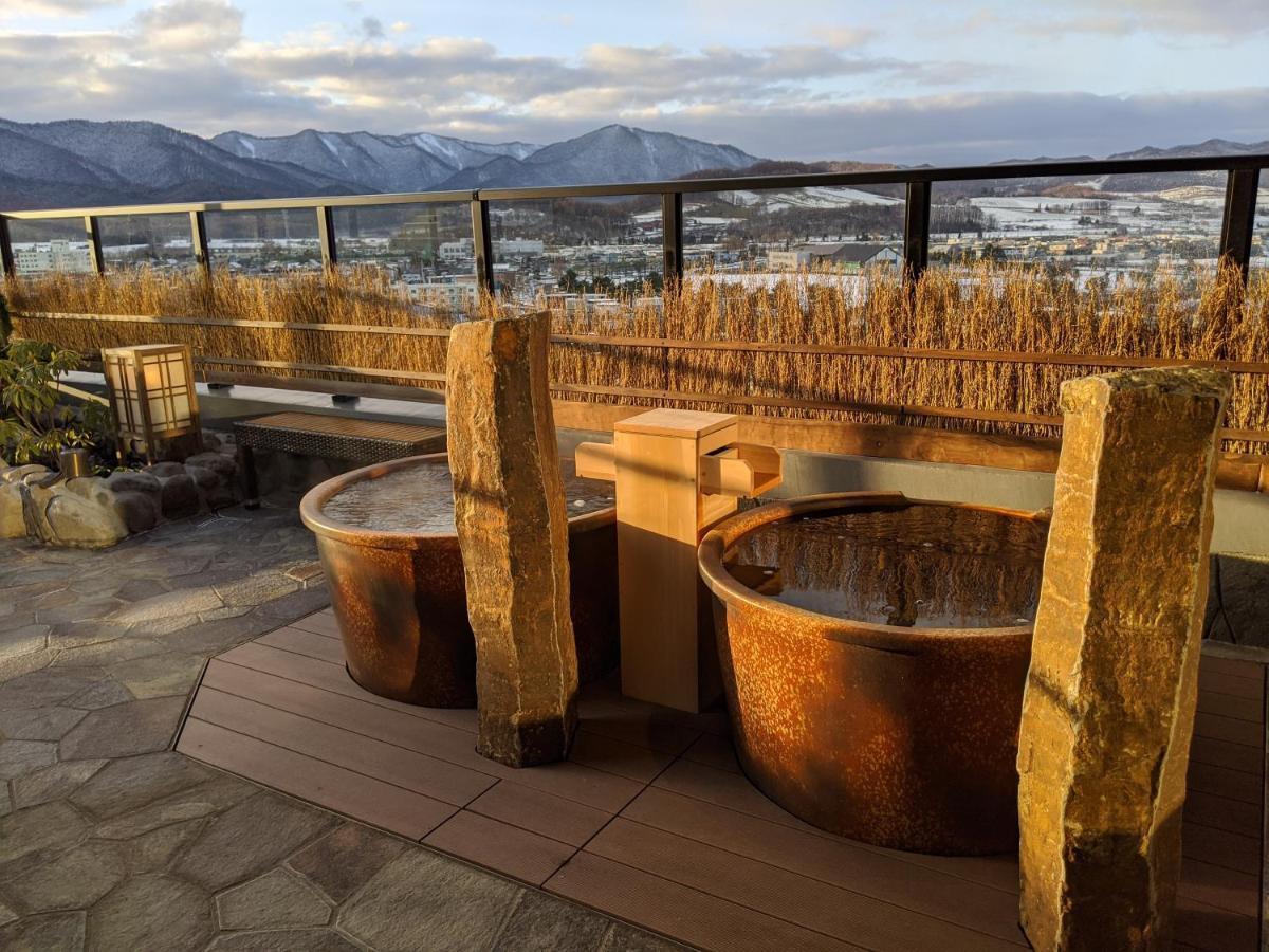 La Vista Furano Hills Natural Hot Spring Экстерьер фото