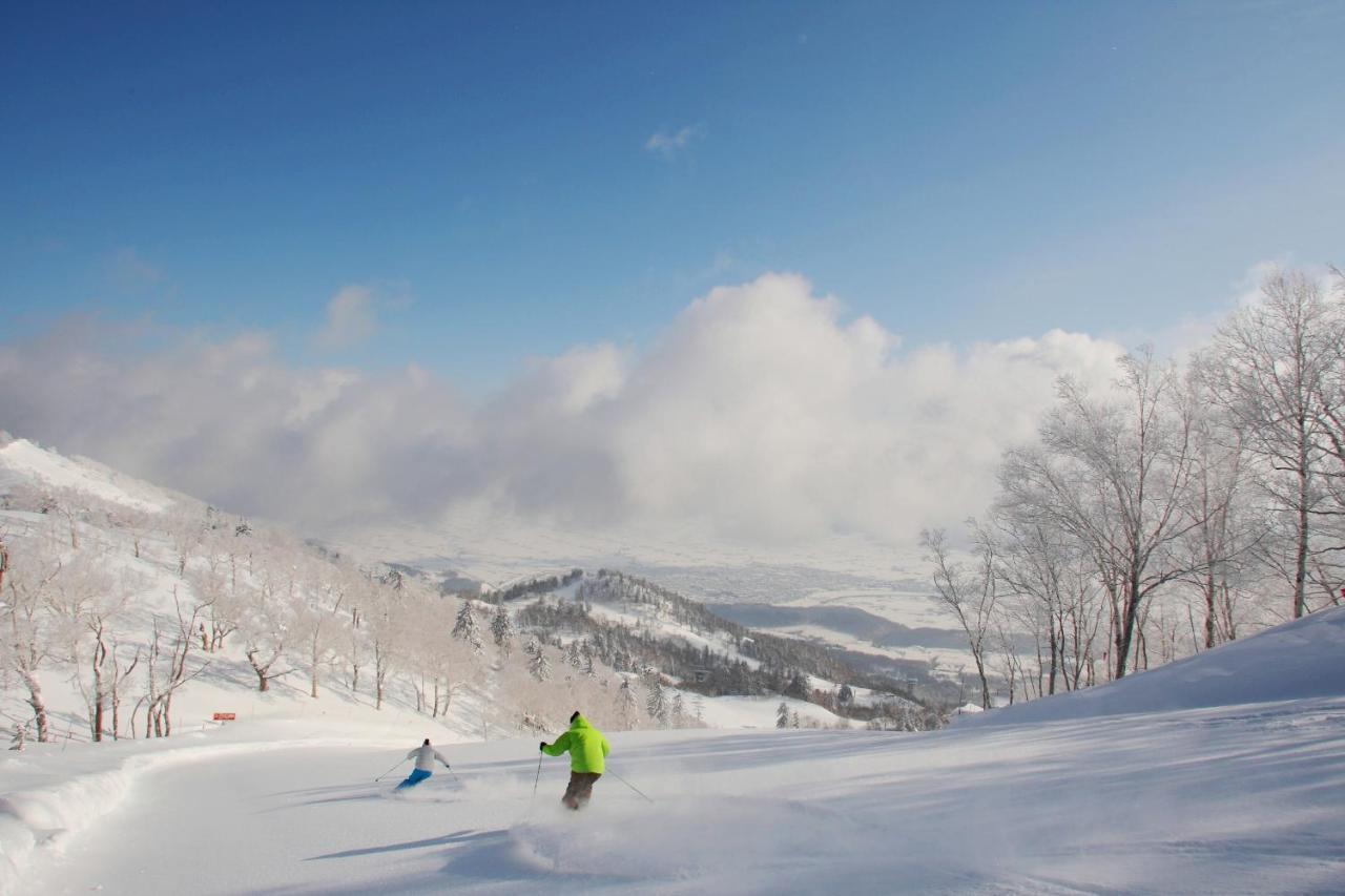 La Vista Furano Hills Natural Hot Spring Экстерьер фото